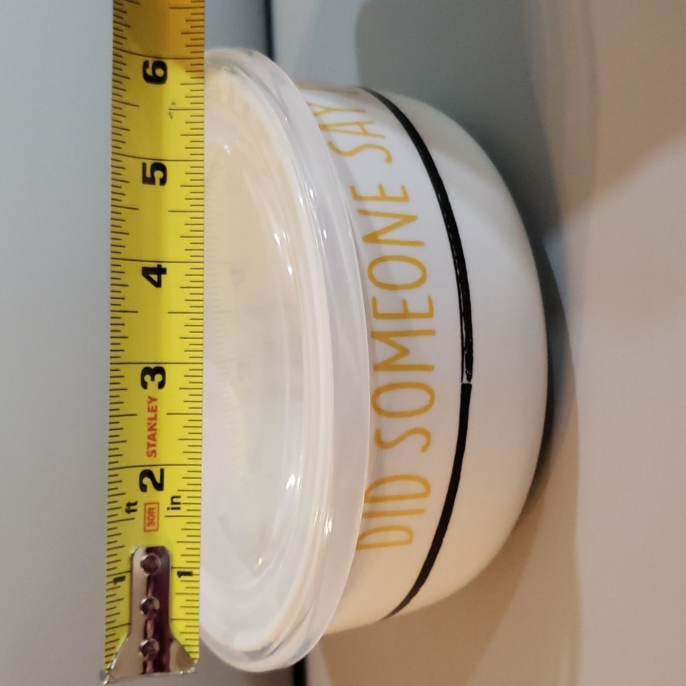 Peanuts did someone say food? ceramic food storage container with vented lid NWT